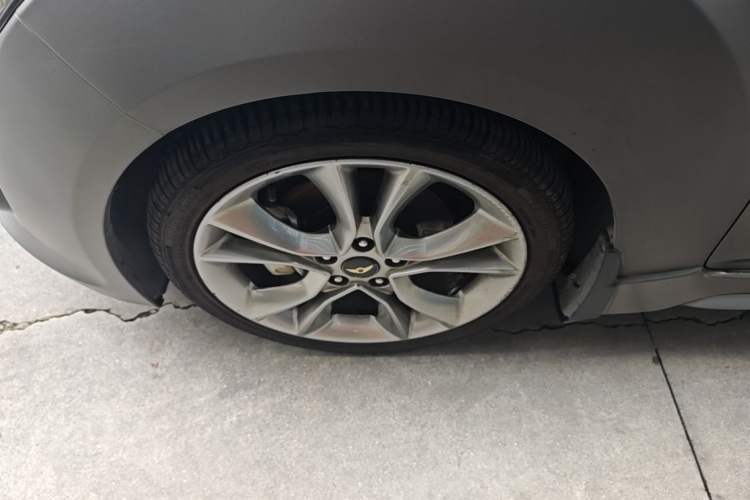 Used Hyundai Veloster 2015 1.6T Automatic Luxury Edition Left Front Wheel Hub