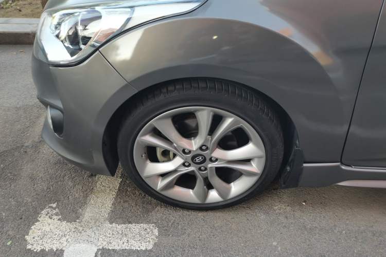 Used Hyundai Veloster 2015 1.6T Automatic Prestige Edition Left Front Wheel Hub