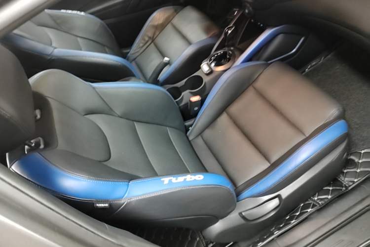 Used Hyundai Veloster 2015 1.6T Automatic Luxury Edition Right Front Seat