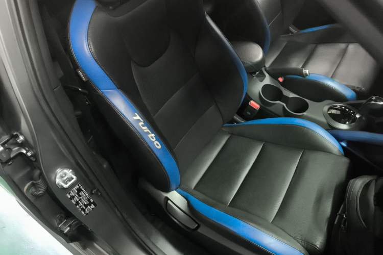 Used Hyundai Veloster 2015 1.6T Automatic Luxury Edition Right Front Seat