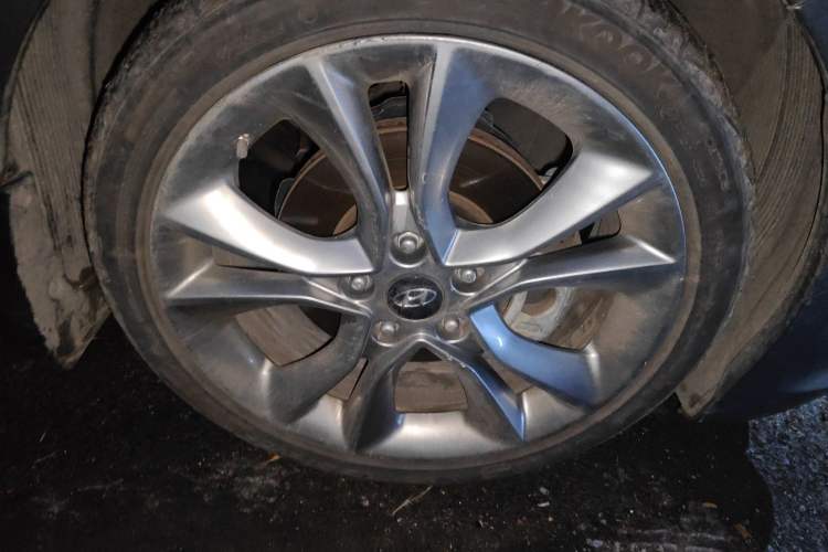 Used Hyundai Veloster 2015 1.6T Automatic Luxury Edition Right Front Wheel Hub
