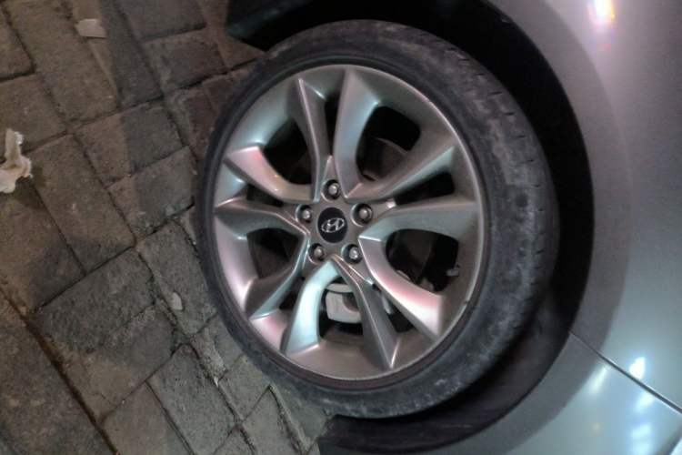 Used Hyundai Veloster 2015 1.6T Automatic Prestige Edition Right Front Wheel Hub