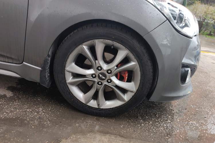 Used Hyundai Veloster 2015 1.6T Automatic Luxury Edition Right Front Wheel Hub