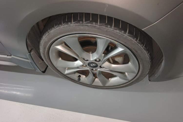Used Hyundai Veloster 2015 1.6T Automatic Luxury Edition Right Front Wheel Hub