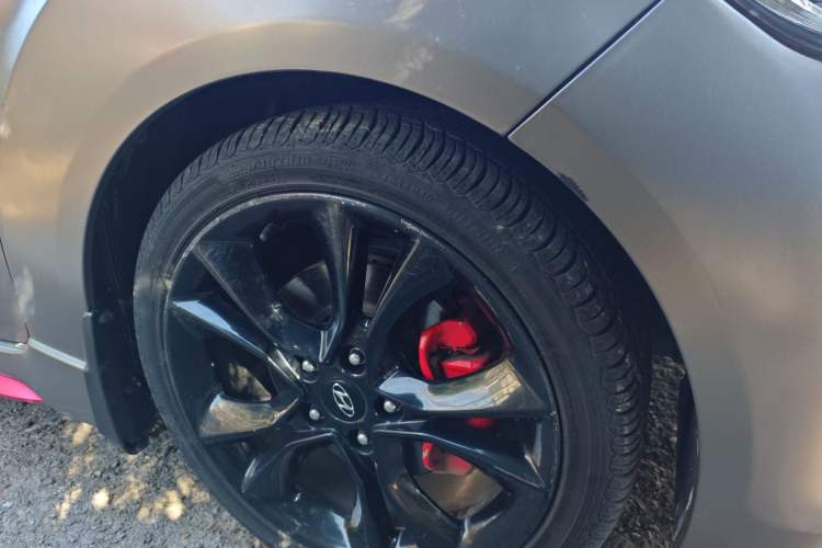 Used Hyundai Veloster 2015 1.6T Automatic Prestige Edition Right Front Wheel Hub