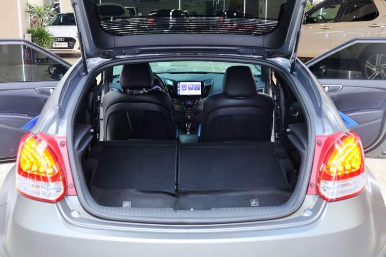 Used Hyundai Veloster 2015 1.6T Automatic Luxury Edition Trunk