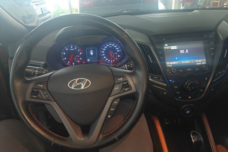 Used Hyundai Veloster 2015 1.6T Automatic Luxury Edition Center Console