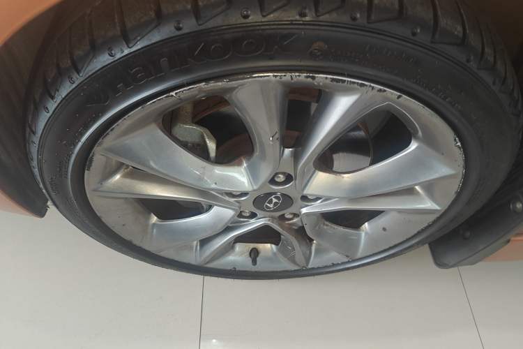 Used Hyundai Veloster 2015 1.6T Automatic Luxury Edition Left Front Wheel Hub