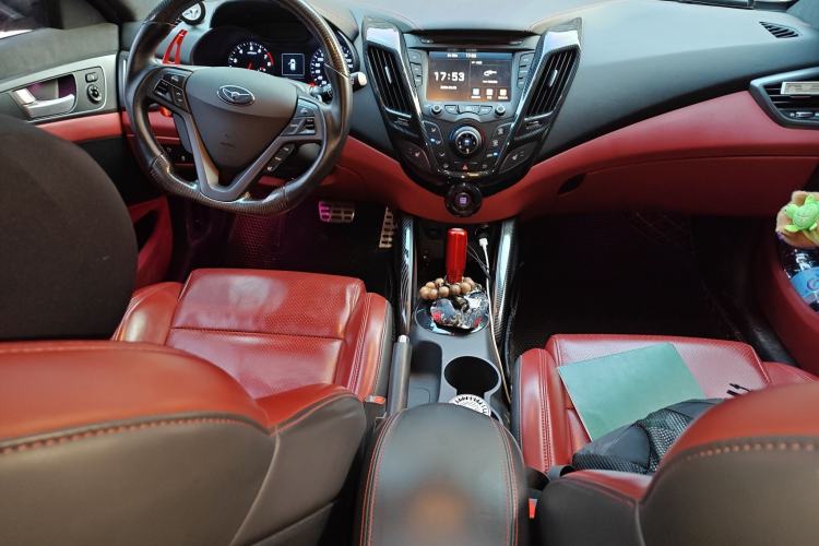 Used Hyundai Veloster 2015 1.6T Automatic Luxury Edition Center Console