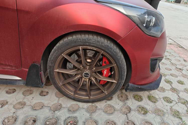 Used Hyundai Veloster 2015 1.6T Automatic Luxury Edition Right Front Wheel Hub