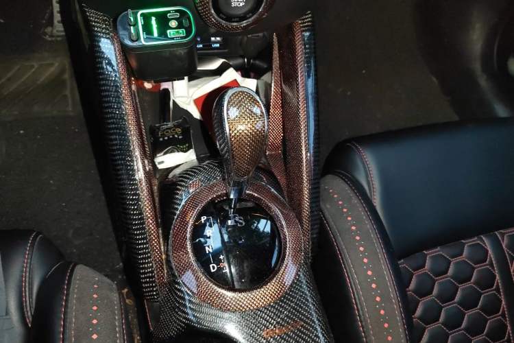 Used Hyundai Veloster 2015 1.6T Automatic Luxury Edition Gear Lever
