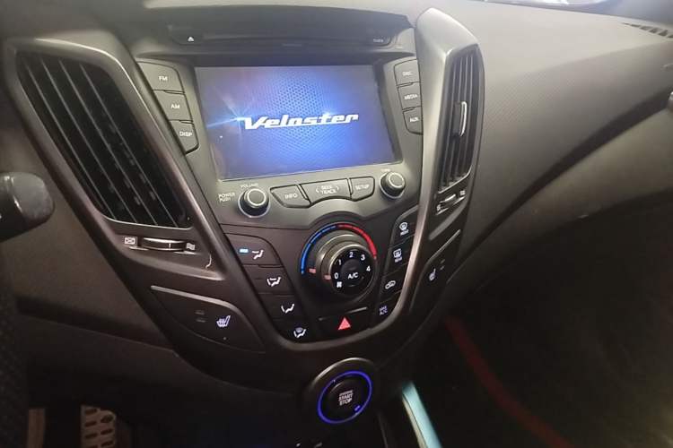 Used Hyundai Veloster 2015 1.6T Automatic Luxury Edition Audio And AC Panel