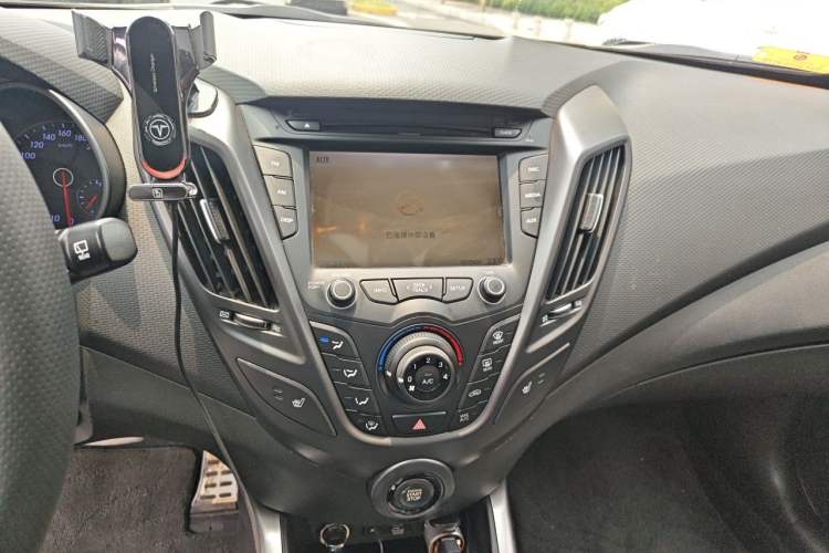Used Hyundai Veloster 2015 1.6T Automatic Luxury Edition Audio And AC Panel