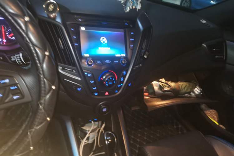 Used Hyundai Veloster 2015 1.6T Automatic Luxury Edition Audio And AC Panel