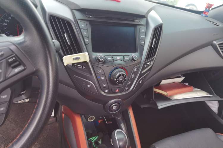 Used Hyundai Veloster 2015 1.6T Automatic Luxury Edition Audio And AC Panel