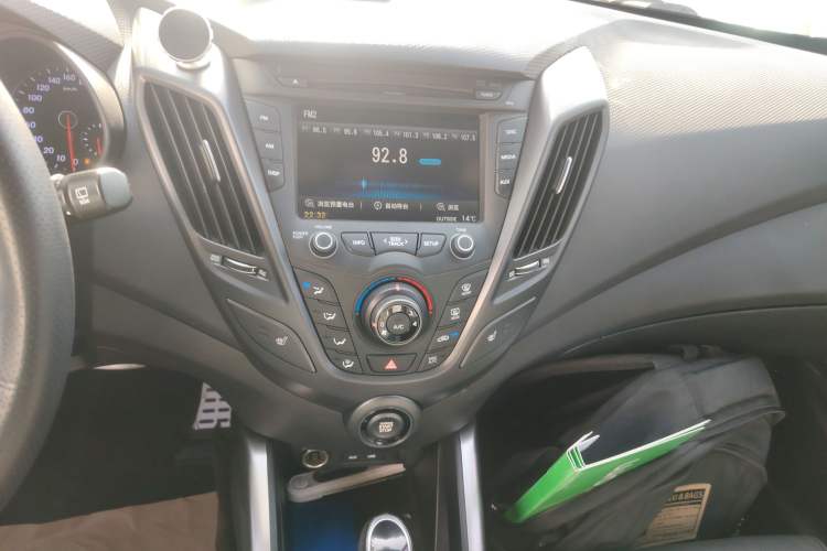 Used Hyundai Veloster 2015 1.6T Automatic Prestige Edition Audio And AC Panel