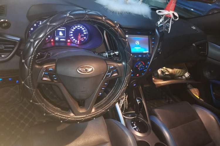 Used Hyundai Veloster 2015 1.6T Automatic Luxury Edition Center Console