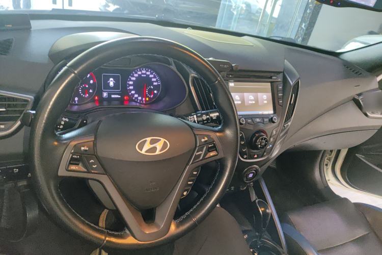 Used Hyundai Veloster 2015 1.6T Automatic Luxury Edition Center Console