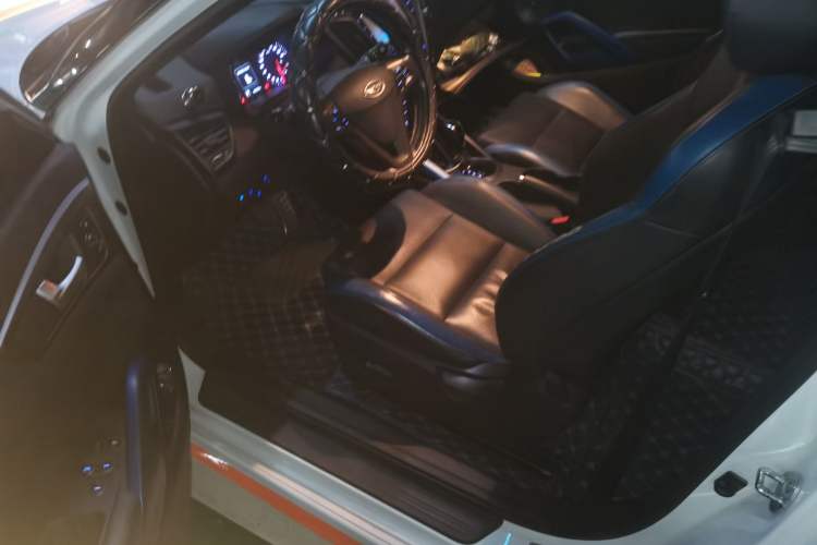 Used Hyundai Veloster 2015 1.6T Automatic Luxury Edition Driver Seat