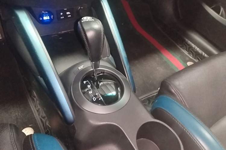 Used Hyundai Veloster 2015 1.6T Automatic Luxury Edition Gear Lever