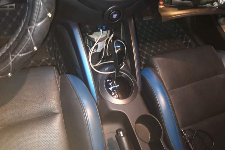 Used Hyundai Veloster 2015 1.6T Automatic Luxury Edition Gear Lever