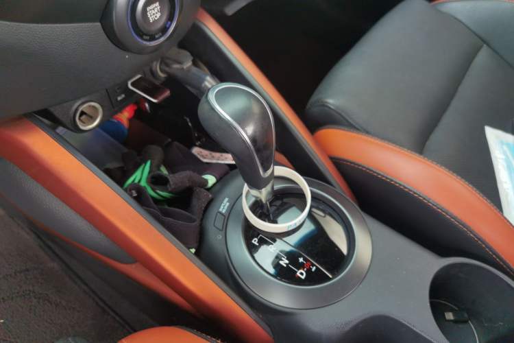 Used Hyundai Veloster 2015 1.6T Automatic Luxury Edition Gear Lever