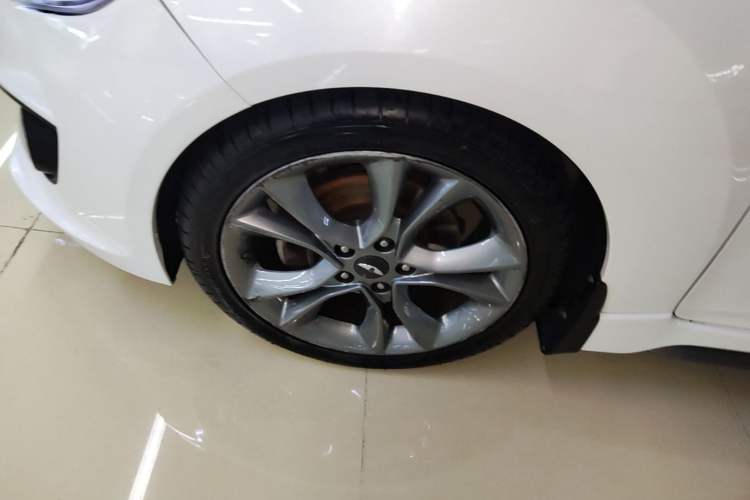 Used Hyundai Veloster 2015 1.6T Automatic Luxury Edition Left Front Wheel Hub