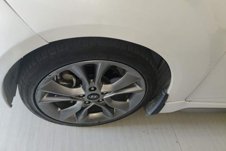 Used Hyundai Veloster 2015 1.6T Automatic Luxury Edition Left Front Wheel Hub
