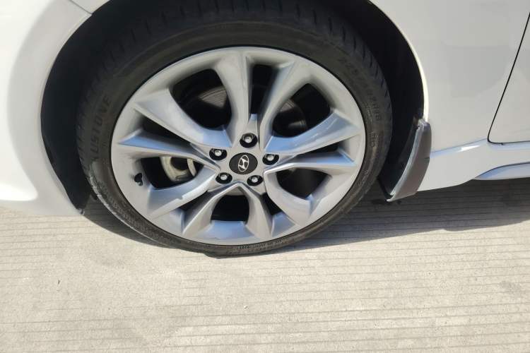 Used Hyundai Veloster 2015 1.6T Automatic Prestige Edition Left Front Wheel Hub