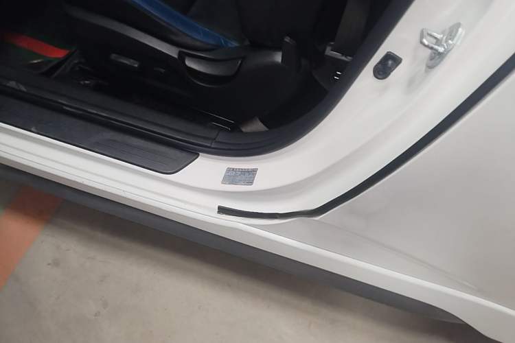 Used Hyundai Veloster 2015 1.6T Automatic Luxury Edition Left Side Sill