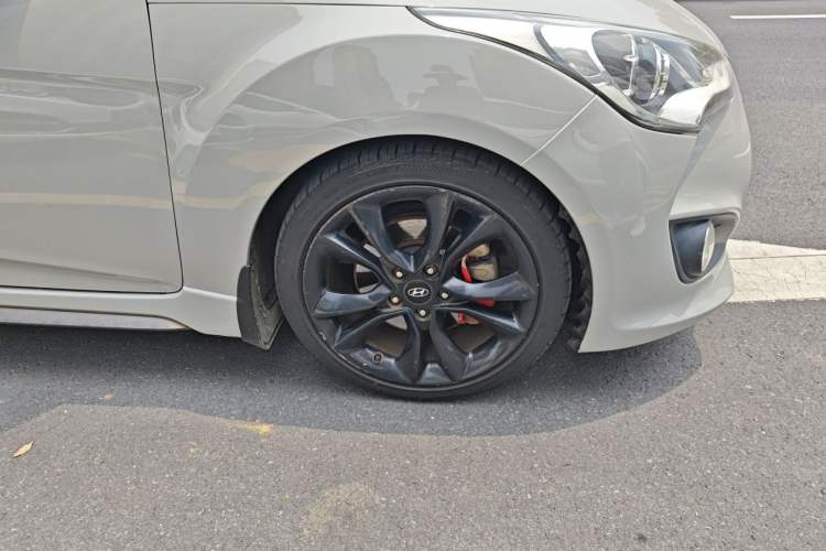Used Hyundai Veloster 2015 1.6T Automatic Luxury Edition Right Front Wheel Hub