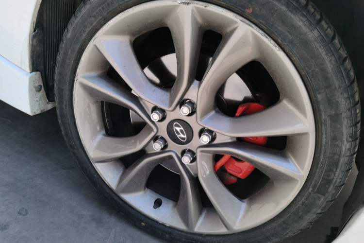 Used Hyundai Veloster 2015 1.6T Automatic Luxury Edition Right Front Wheel Hub