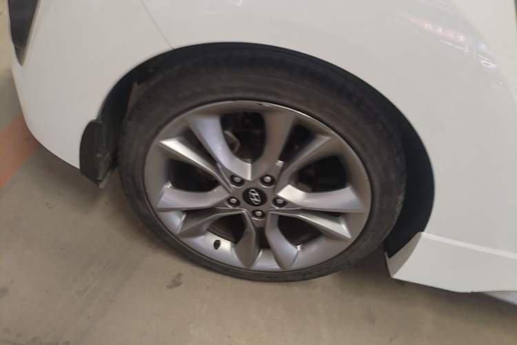 Used Hyundai Veloster 2015 1.6T Automatic Luxury Edition Right Rear Wheel Hub