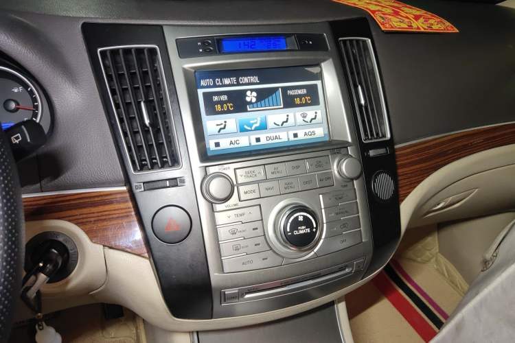 Used Hyundai Veracruz 2007 3.8L Luxury Navigation Edition Audio And AC Panel