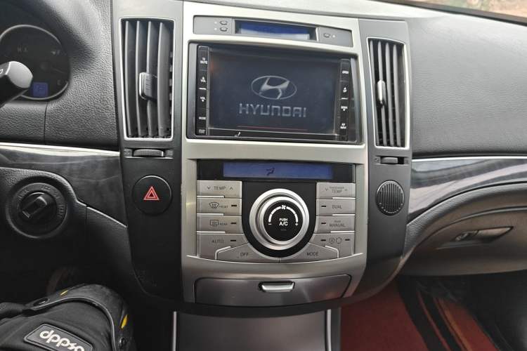 Used Hyundai Veracruz 2009 3.8L Luxury Edition Audio And AC Panel