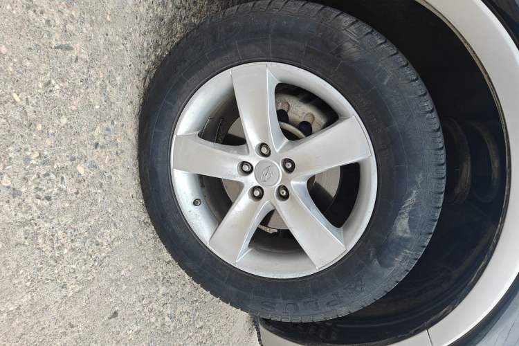 Used Hyundai Veracruz 2009 3.8L Luxury Edition Right Front Wheel Hub