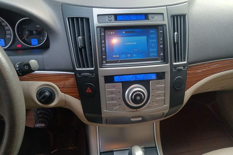 Used Hyundai Veracruz 2009 3.8L Comfort Edition Audio And AC Panel
