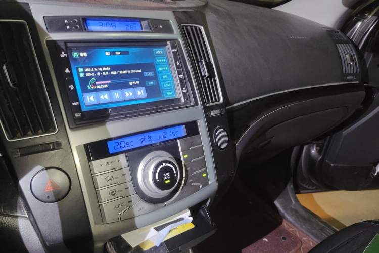 Used Hyundai Veracruz 2009 3.8L Comfort Edition Audio And AC Panel