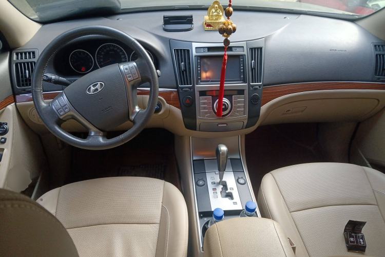 Used Hyundai Veracruz 2009 3.8L Comfort Edition Center Console