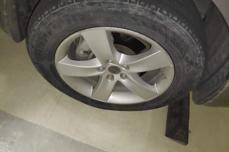 Used Hyundai Veracruz 2009 3.8L Comfort Edition Right Front Wheel Hub