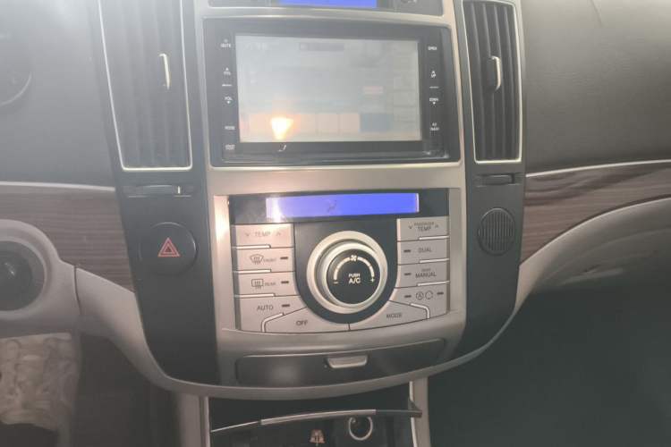 Used Hyundai Veracruz 2009 3.8L Luxury Edition Audio And AC Panel