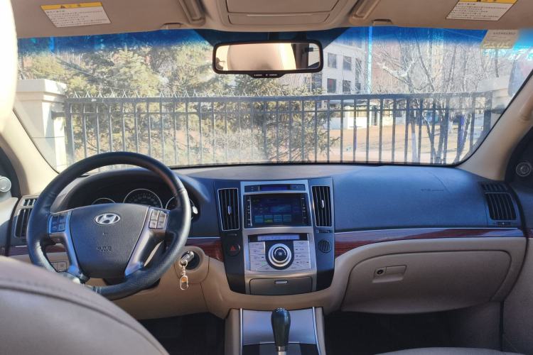 Used Hyundai Veracruz 2009 3.8L Comfort Edition Center Console