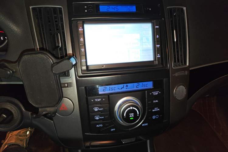 Used Hyundai Veracruz 2012 3.8L Luxury Edition Audio And AC Panel
