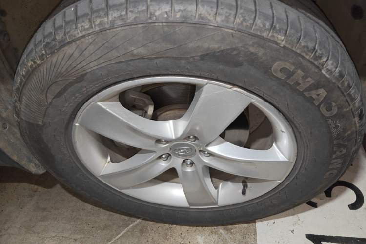 Used Hyundai Veracruz 2012 3.8L Luxury Edition Right Front Wheel Hub