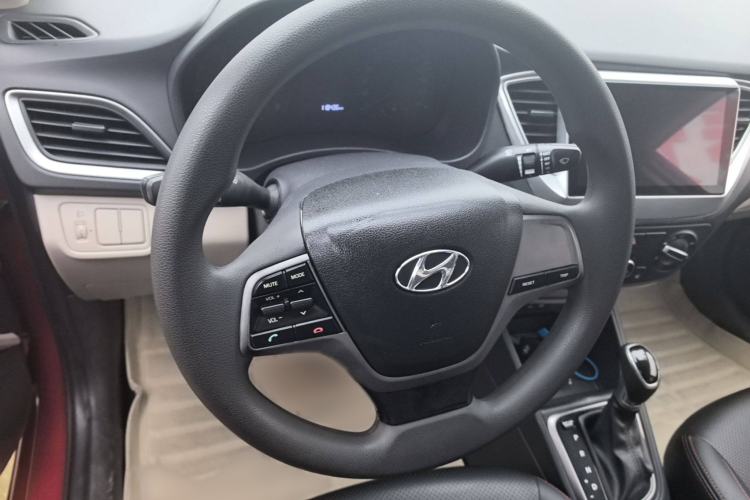 Used Hyundai Verna (new generation) 2016 1.4L Automatic Cool Edition GLS Interior 2