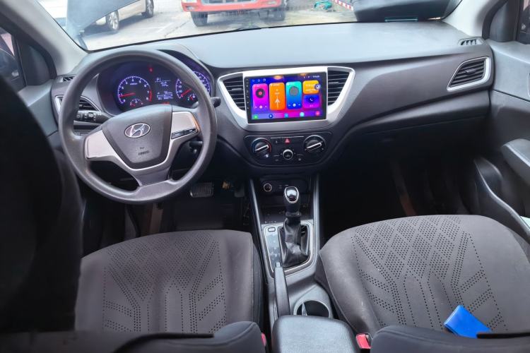 Used Hyundai Verna (new generation) 2016 1.4L Automatic Cool Edition GLS Center Console