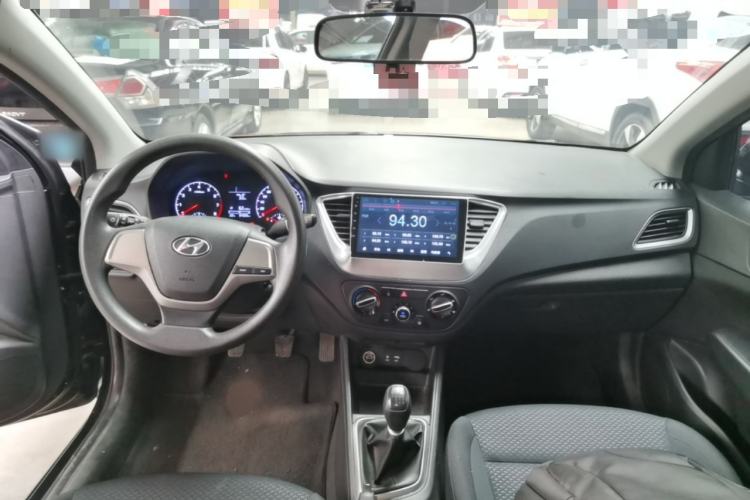 Used Hyundai Verna (new generation) 2016 1.4L Manual Cool Edition GLS Center Console