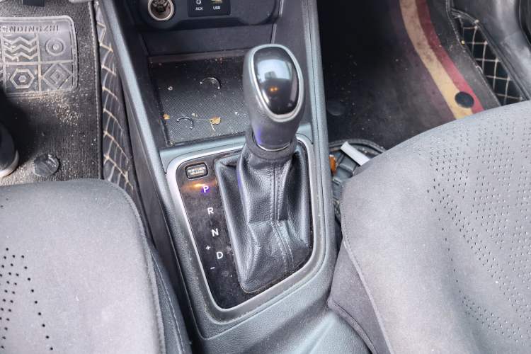 Used Hyundai Verna (new generation) 2016 1.4L Automatic Cool Edition GLS Gear Lever