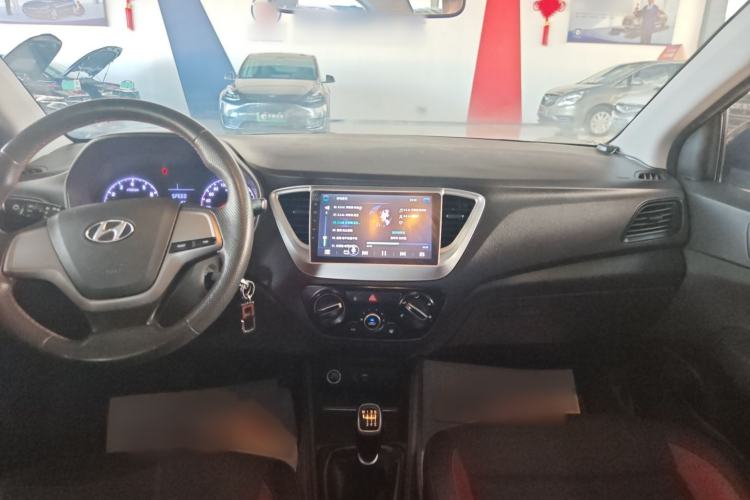 Used Hyundai Verna (new generation) 2016 1.4L Manual Cool Edition GLS Interior 3