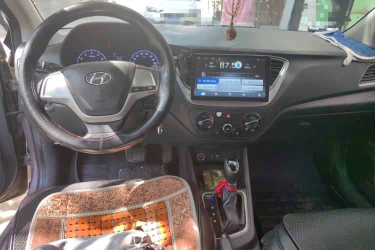 Used Hyundai Verna (new generation) 2016 1.4L Automatic Cool Edition GLS Center Console